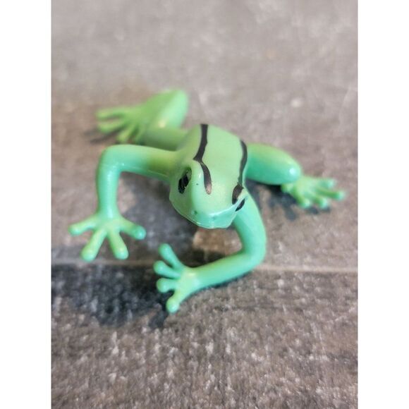 Green black stripe rainforest frog Zoo toy figure - Picture 1 of 4